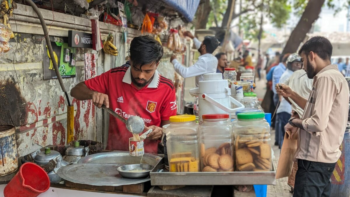 Dans tous les coins du Bangladesh, la présence d'échoppes de thé est un phénomène courant. Photo prise par Biplab Sarkar et utilisée avec sa permission.