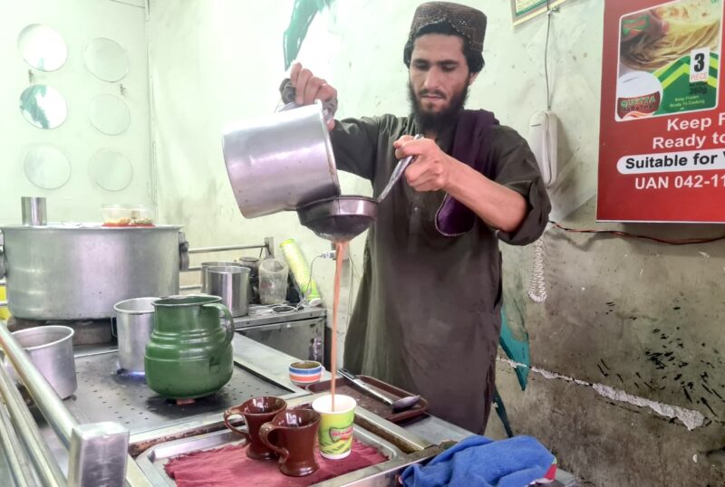 Preparing Quetta tea in a stall. Image by the author.