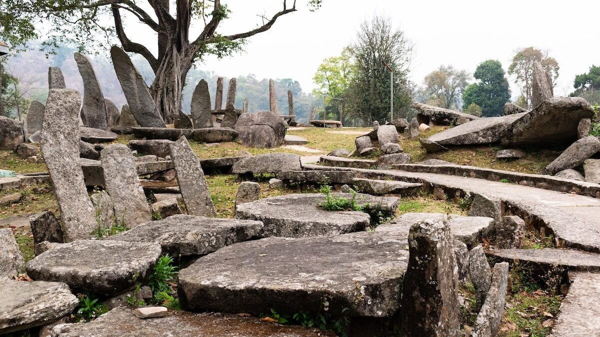  In Mawbynna, the vertical stone, called ‘Mawshynrang’ in Khasi and ‘Moo Shynrang’ in Pnar, symbolizes masculinity, while the flat table stone, known as ‘Mawkynthei’ or ‘Moo Kynthai,’ represents femininity.