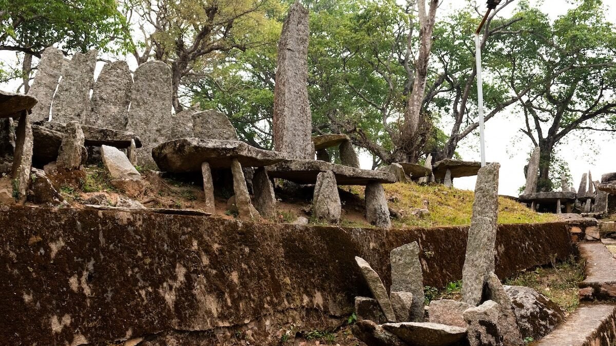 A third type of monolith, known as Cairns or Moo Tylein, consists of small piles of stones created to commemorate significant memorials.