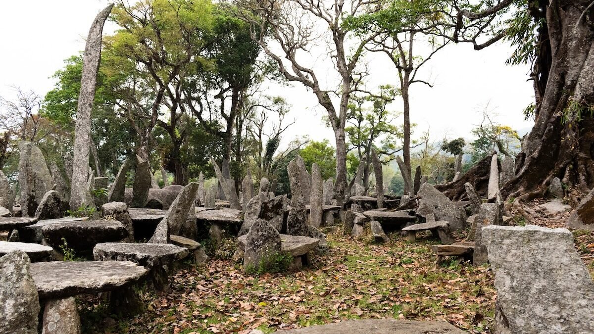 Most of the ‘Mawbynna’ are remnants of the Jaintia Kingdom, reflecting the elaborate funeral rituals traditionally practiced by the Royal Hynniewtrep communities, known as ‘Mawniam.’ Some were also erected to commemorate royal military achievements.