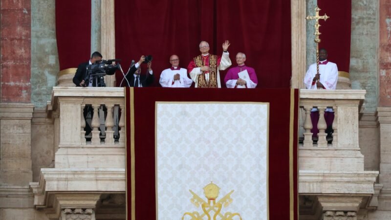 Le Pape Léon XIV, fraîchement élu, salue la foule présente sur la place Saint-Pierre.