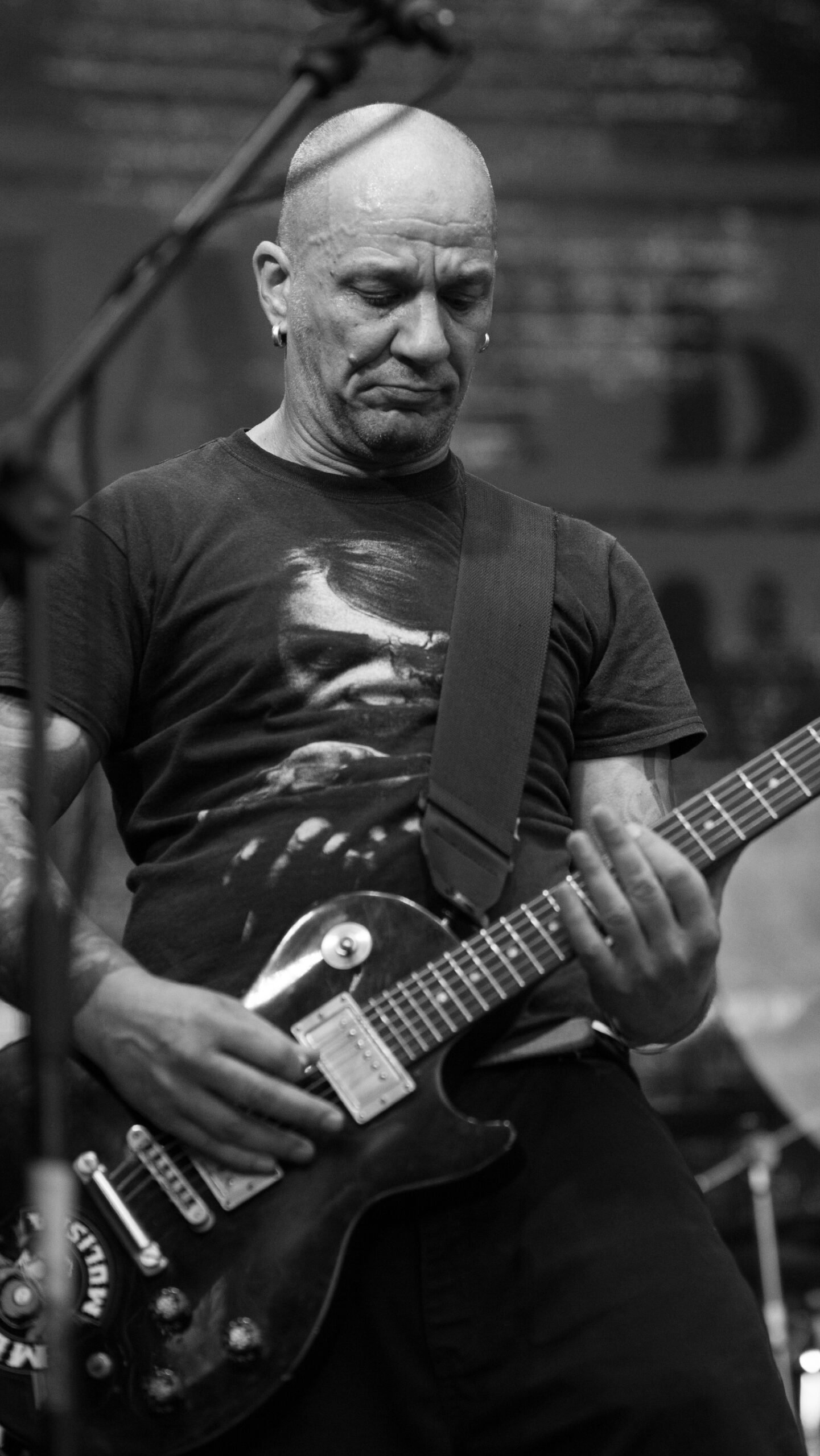 Nikolay “Bebo” Berberov d'Urban Grey jouant de la guitare à Hills of Rock 2025.
