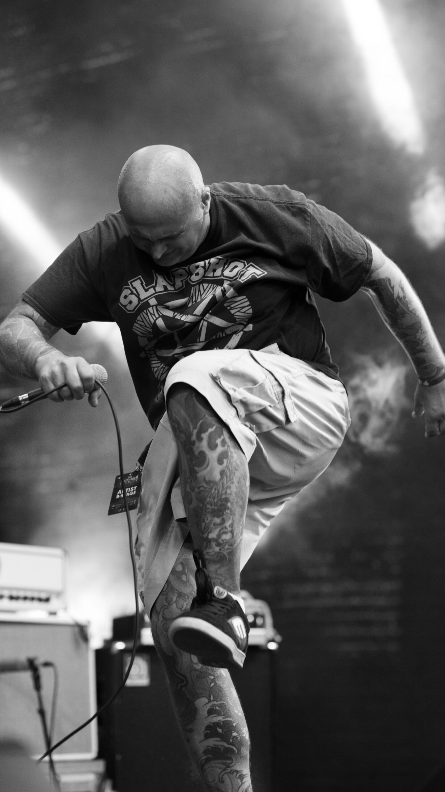 Dobromir Ganchev d'Urban Grey tapant du pied, micro en main sur la scène d'Hills of Rock 2025 à Plovdiv, en Bulgarie.
