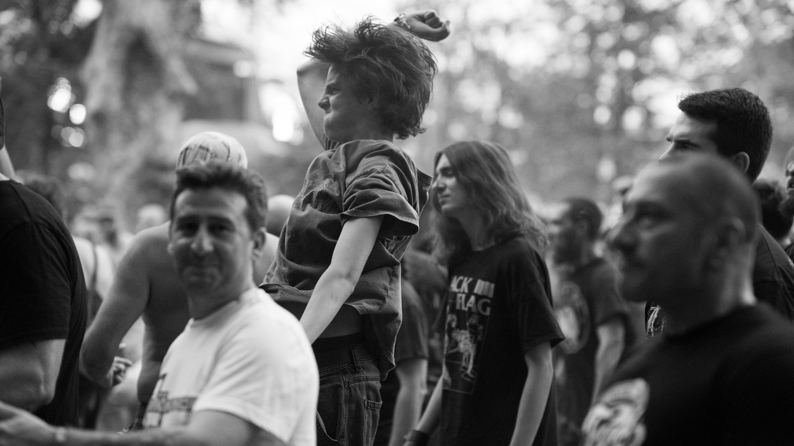 Young fan jumps in the crowd during Urban Grey’s set at Hills of Rock 2025, fist raised in excitement.Un jeune fan sautant dans la foule pendant le concert d'Urban Grey à Hills of Rock 2025, le poing levé d'enthousiasme.